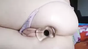 Светловолосая курва Bunnymonrow трахает анальное отверстие