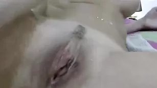 Грудастая шлендра Lustingaroma дрочит пизду и кончает