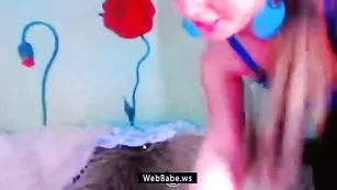Путана в чулках ole4kaangel начиняет отверстия фаллосом