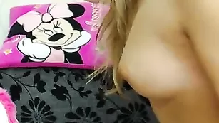 SexyWildAngel яркая блондинка сует пальчики в пизду