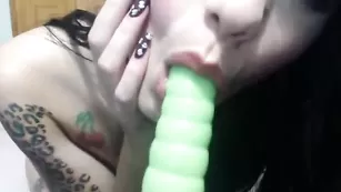 Озорная куртизанка xcaramelitosex мусолит отверстия разными игрушками