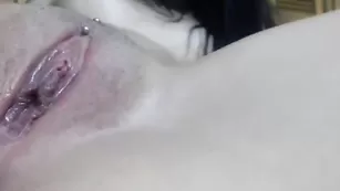 Озорная куртизанка xcaramelitosex мусолит отверстия разными игрушками