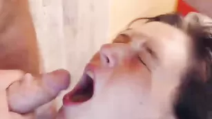 sandyhorny глотает сперму