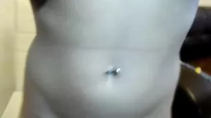 Выразительная красотка с большими титьками barrrbi извивается перед камерой