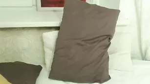 AmySweety прикрывает киску рукой