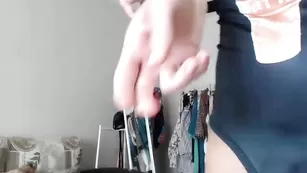 Milledyum сует игрушку в очко