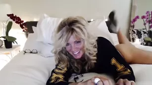 Не молодая цыпочка yogabare устроила эротичное шоу