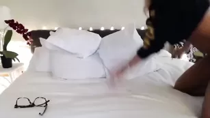 Не молодая цыпочка yogabare устроила эротичное шоу