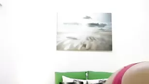 Строптивая блондиночка Lustingaroma обнажает свои прелести