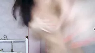 Прелестная сучка chaobay снимает нижнее белье и теребит отверстия