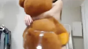 Строптивая шлюшка Milledyum жестко трахает очко