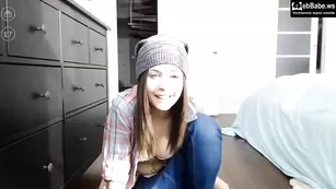 Прелестная малышка Newchloe18 нежно тискает киску