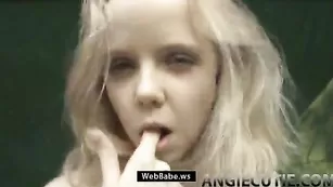 Распущенная молоденькая блонда AngieCutie ласкает пизду на свежем воздухе