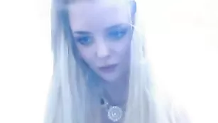 Безупречная детка Stacy007 радостно разминает огромные сиськи