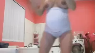 Беременная LiluDalas ласкает загорелые сисечки