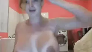 Беременная LiluDalas ласкает загорелые сисечки