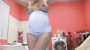 Беременная LiluDalas ласкает загорелые сисечки