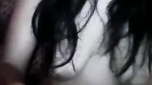 Черноволосая девка kissulia в домашнем порно с мужем