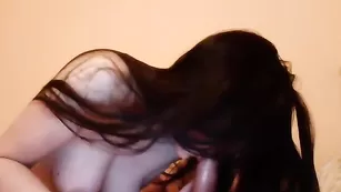 Смазливая блядь sanders111111 полирует хуй кавалера