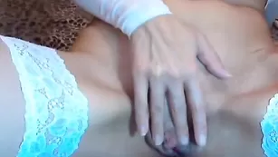 Зрелая дама с мелкими дойками Elenka1987 исполняет вагинальный массаж