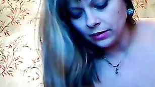 Потаскушка LadyDee устроила золотой вагинальный дождь после ласок с фаллосом