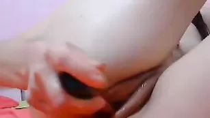 Обалденная детка xsexymaryx мусолит вагину самотыком