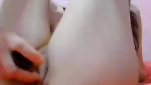 Обалденная детка xsexymaryx мусолит вагину самотыком