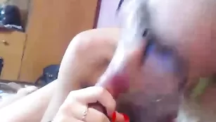 Худенькая чикса в очках hungrygames клево сосет пенис парня