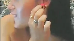 Ретро сука LanVin закрывает глазки от неповторимого массажа пизды своими пальчиками