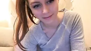 Юная красотка Hottminx совращает девственным телом