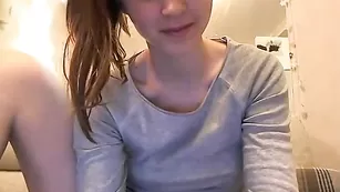 Юная красотка Hottminx совращает девственным телом