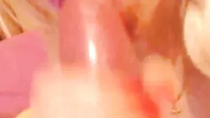 Бедняжка malushka засаживает в задницу два члена сразу