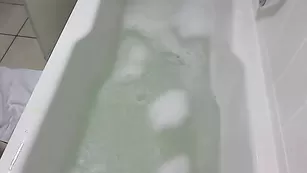 Одинокая кобыла MySoftyGuns долбит вагину прямо в ванне