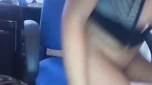 Insatiablelorena ласкает клитор через трусики