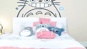 Синеволосая милашка Kati3kat трахает свои дырочки