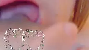 Толстушка с огромными сисями umniza7777 нежно тискает набухшие соски