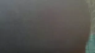 Стеснительная дама helenmirren ласково тискает письку