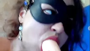 Чувиха в маске Darinaxxx тренируется сосать на резиновом члене