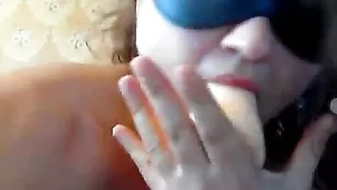 Чувиха в маске Darinaxxx тренируется сосать на резиновом члене