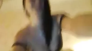 Стерва с аппетитной попкой bondxxxgirl эффективно совращает изящным телом