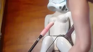 Темноволосая крошка Elisadeathnaked долбится с секс машиной