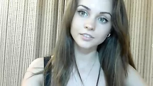 Стервозная детка valensiaxxx восхитительно оголяет манящее тело