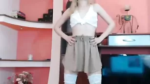 Прелестная бабенка sassyhelen засветила бритой пилоткой