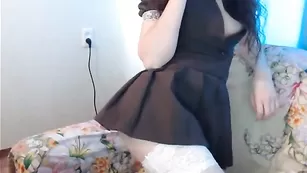 Маленькая кокетка littleann только учится совращать парней онлайн