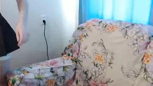 Маленькая кокетка littleann только учится совращать парней онлайн