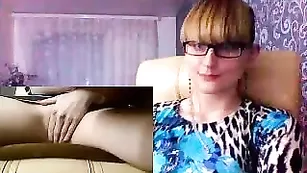 Ofigela нежно дрочит клитор под столом