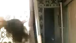 Изумительная телка с мелкими сиськами kova яростно прыгает на резиновом члене