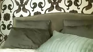 Изумительная телка с мелкими сиськами kova яростно прыгает на резиновом члене