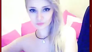 Умопомрачительная пассия Arielle1 облизывает сочный резиновый дик