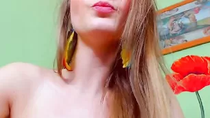 Русская шалавка ole4kaangel изумительно ласкается перед камерой